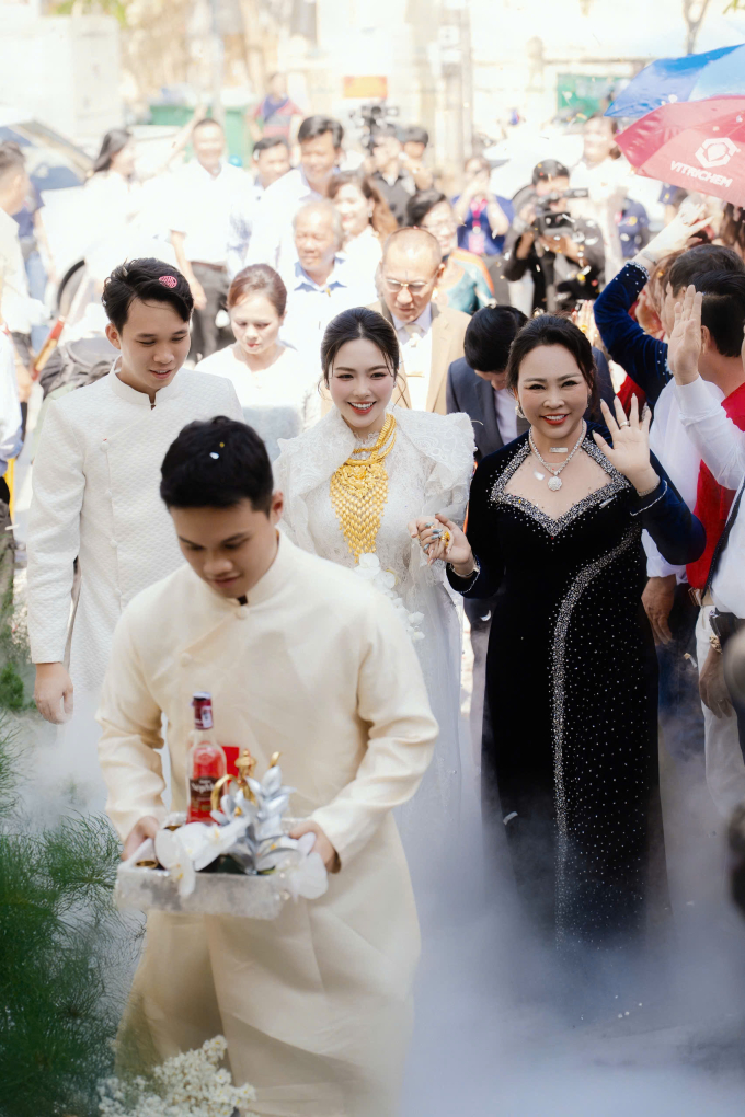 Từ đó, anh phát triển ý tưởng theo cảm xúc và gu thẩm mỹ cá nhân, không đặt nặng việc tạo một điểm nhấn riêng lẻ mà hướng tới sự hài hòa tổng thể.