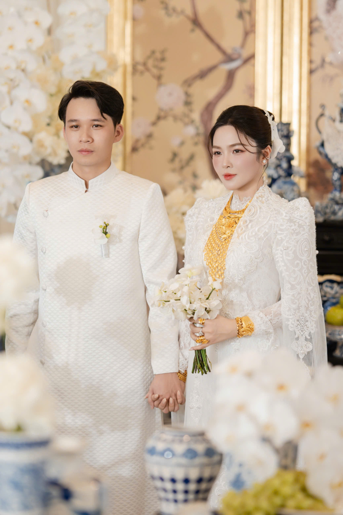 Đám cưới diễn ra đầu tháng 4 tại nhà riêng của gia đình chú rể, do nhà thiết kế Lâm Lâm thực hiện theo concept Hoàng Hỷ Lam.