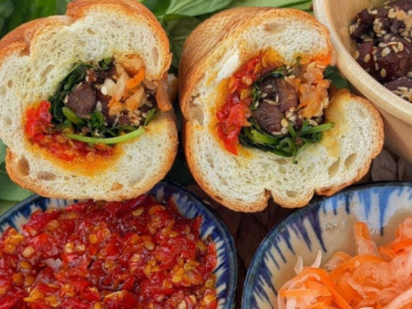 Đừng ăn kèm bánh mì với pa tê hay chả, hãy thử ngay cách biến tấu này, đảm bảo “ăn là nghiền”