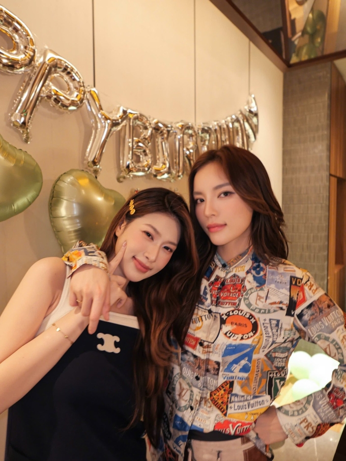 Tại bữa tiệc, cặp sao dành cho nhau nhiều cử chỉ ngọt ngào, tình tứ. Kỳ Duyên liên tục choàng tay ôm eo Thiên Ân và để đáp lại, Thiên Ân cũng liên tục dành cho người yêu tin đồn những nụ hôn gió.