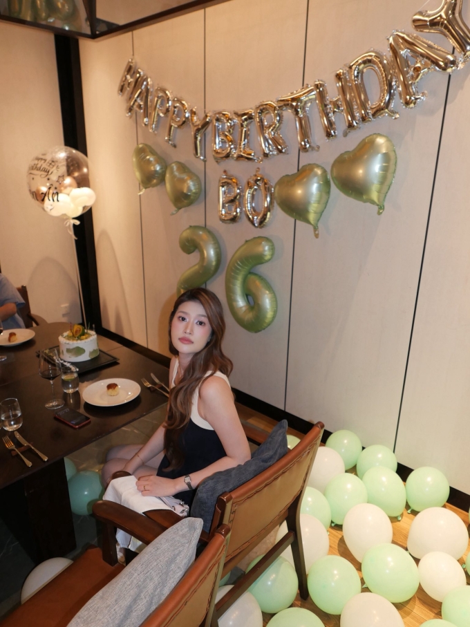 Hoa hậu Việt Nam 2014 cho trang trí bữa tiệc theo chủ đề quả bơ giống như biệt danh cô hay gọi Thiên Ân. Chiếc bánh kem do cô chuẩn bị cũng được trang trí bằng bơ tươi và dòng chữ Em Bơ là tuyệt nhất, happy birthday.