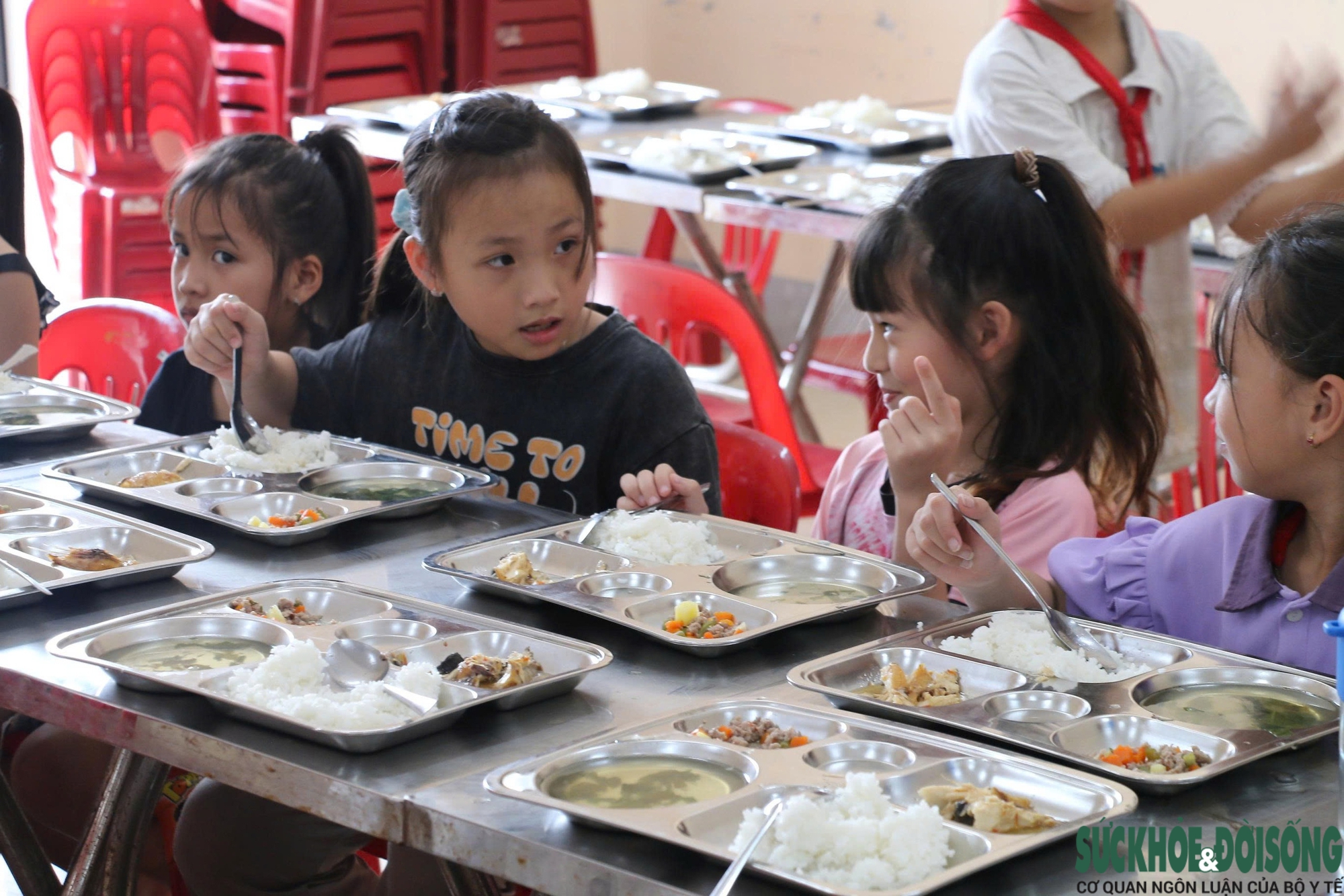 Học sinh bậc tiểu học học ăn bán trú tại trường.