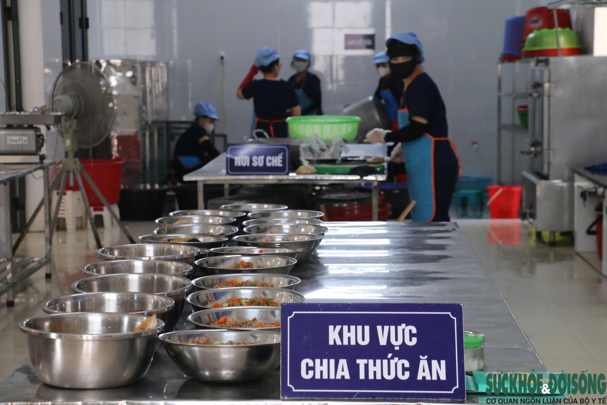 Nhiều bếp ăn bán trú tại Nghệ An được tổ chức bài bản, bảo đảm các quy trình an toàn thực phẩm.