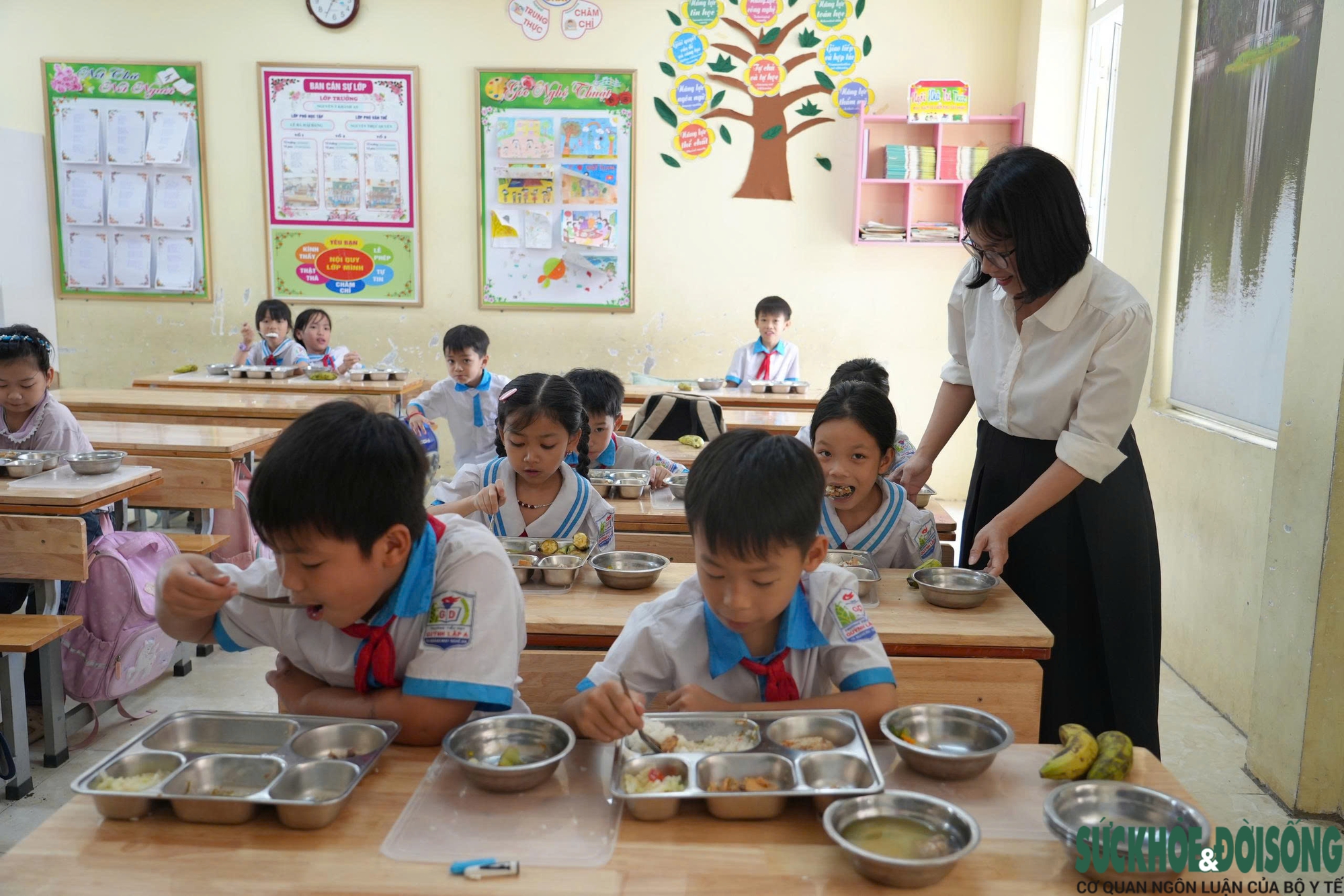 Học sinh Trường Tiểu học Quỳnh Lập B ăn bán trú tại trường.