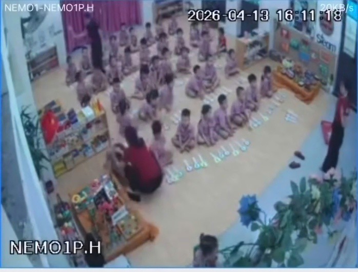Hình ảnh cháu bé bị cô giáo có hành vi bạo hành ngay trong lớp (Ảnh cắt từ clip)