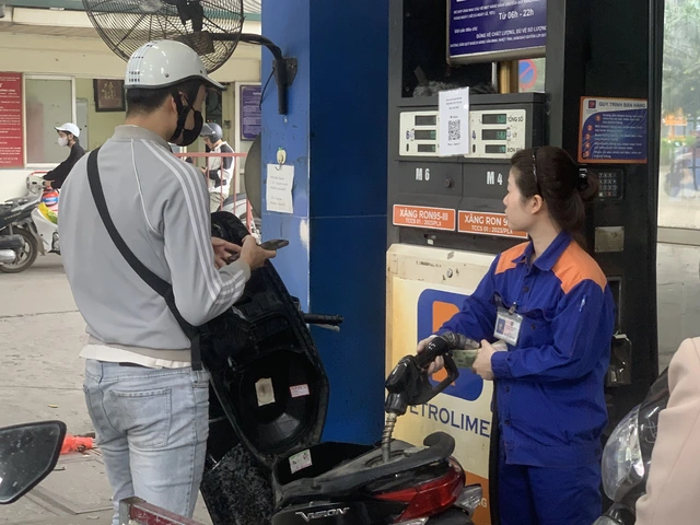 Giá xăng, dầu giảm nhưng giá thực phẩm gần như chưa hạ nhiệt. Ảnh: Nguyễn Khánh.