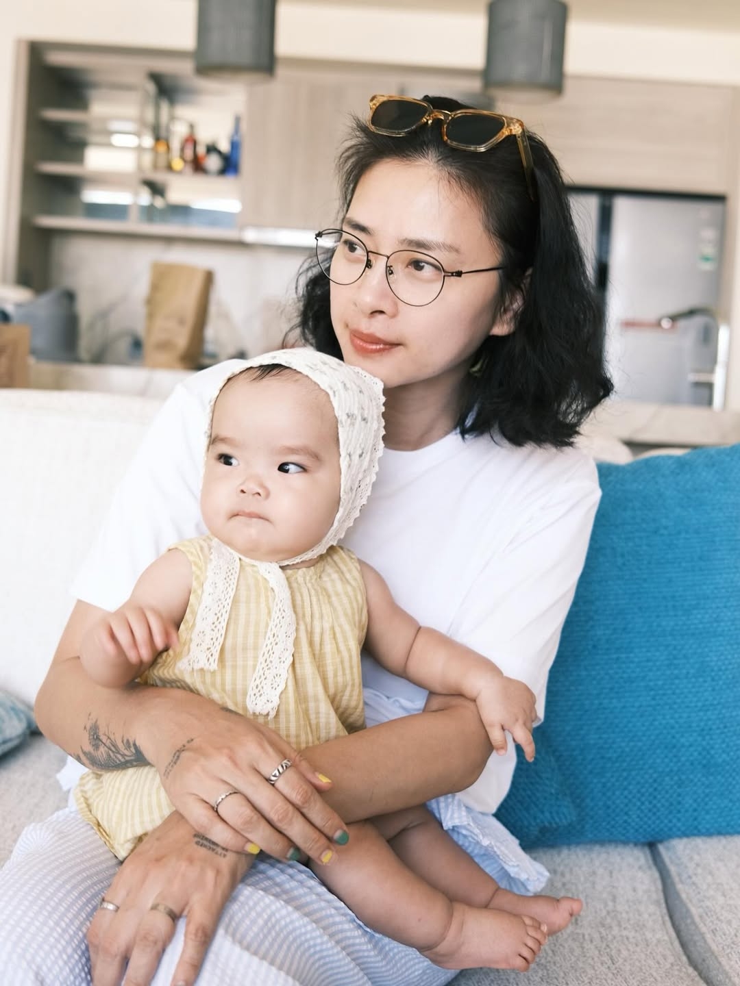 Bé Gạo được mẹ cho diện váy suông rộng màu vàng pastel và đeo băng đô xinh xắn trong chuyến đi chơi biển cùng gia đình. Ngô Thanh Vân tiết lộ đây là lần thứ hai con gái đặt chân đến Hồ Tràm.