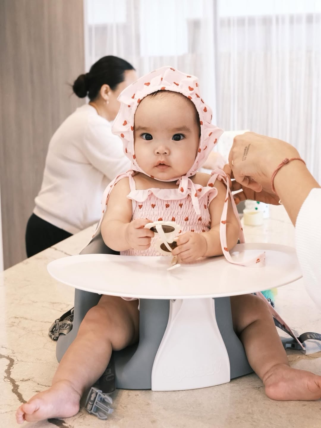 Bé Gạo hiện khoảng 8 tháng tuổi, đã ngồi vững và thuần thục phương pháp ăn dặm tự chỉ huy. Trong các video do bố mẹ chia sẻ, cô nhóc thường được trông thấy ngồi ngoan trên ghế và quan sát xung quanh, không tỏ ra khó chịu hay quấy khóc, có lúc tự cầm bình sữa rồi ngủ sau khi no bụng.