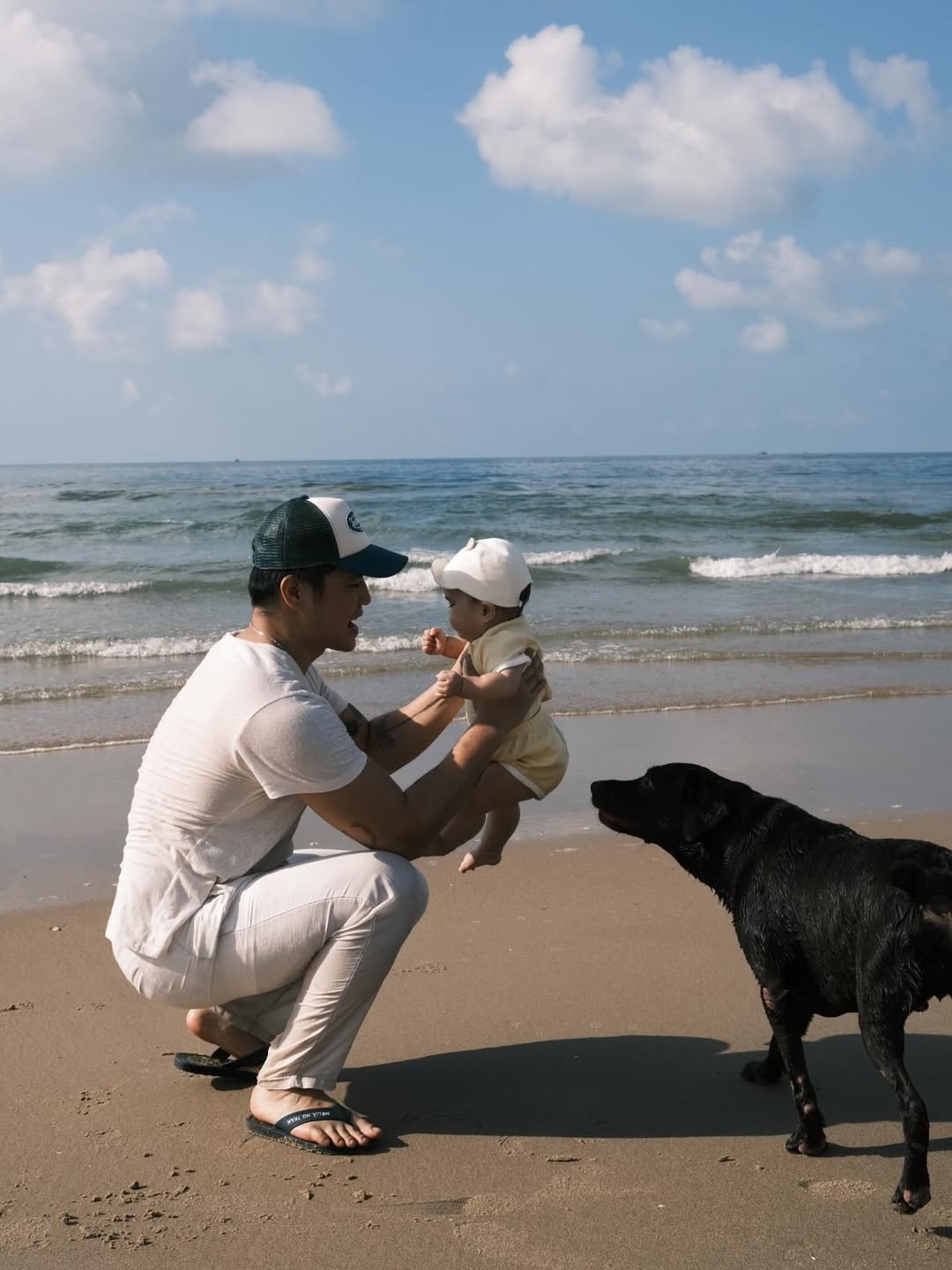 Ngô Thanh Vân nhận xét thời tiết dịp này khá nắng nóng nhưng gia đình cô đã có những giây phút thư giãn vui vẻ, ý nghĩa bên nhau.