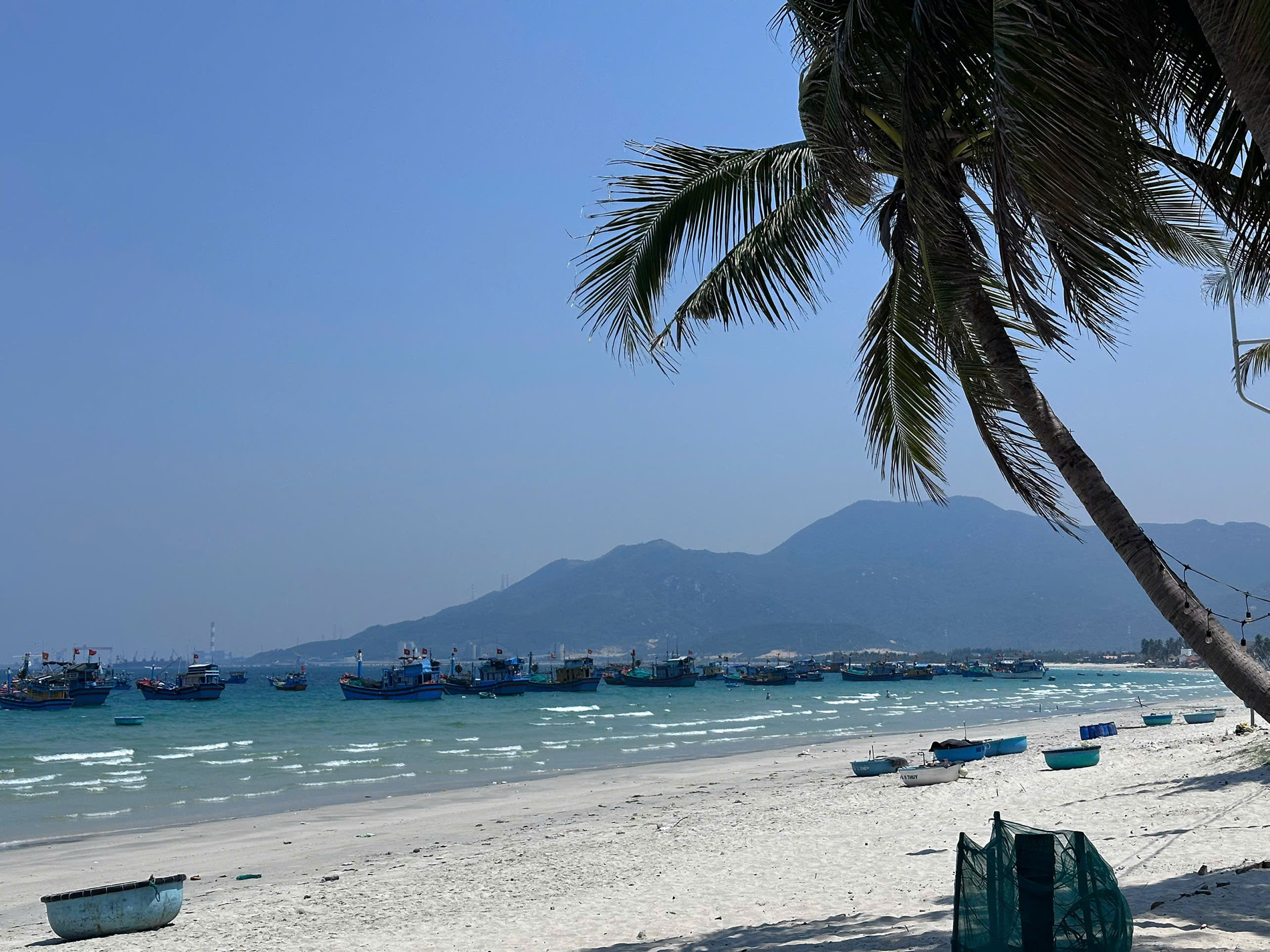 Bãi biển Dốc Lết có khung cảnh được nhiều du khách ví như Hawaii của Việt Nam