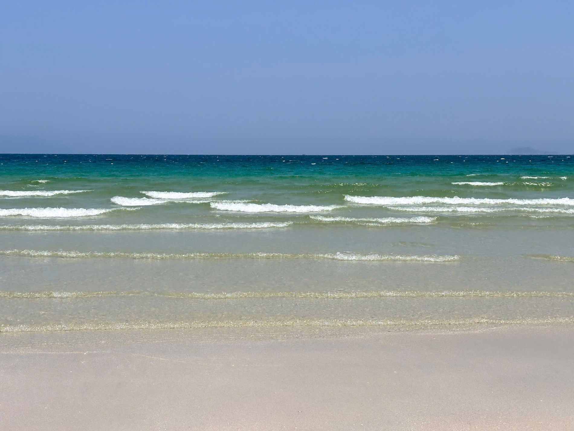 Biển Dốc Lết có màu nước xanh ngọc và bãi cát trắng, rộng, phẳng mịn. Thời gian thích hợp để ghé thăm bãi biển này là từ tháng 11 đến đầu tháng 5 hằng năm