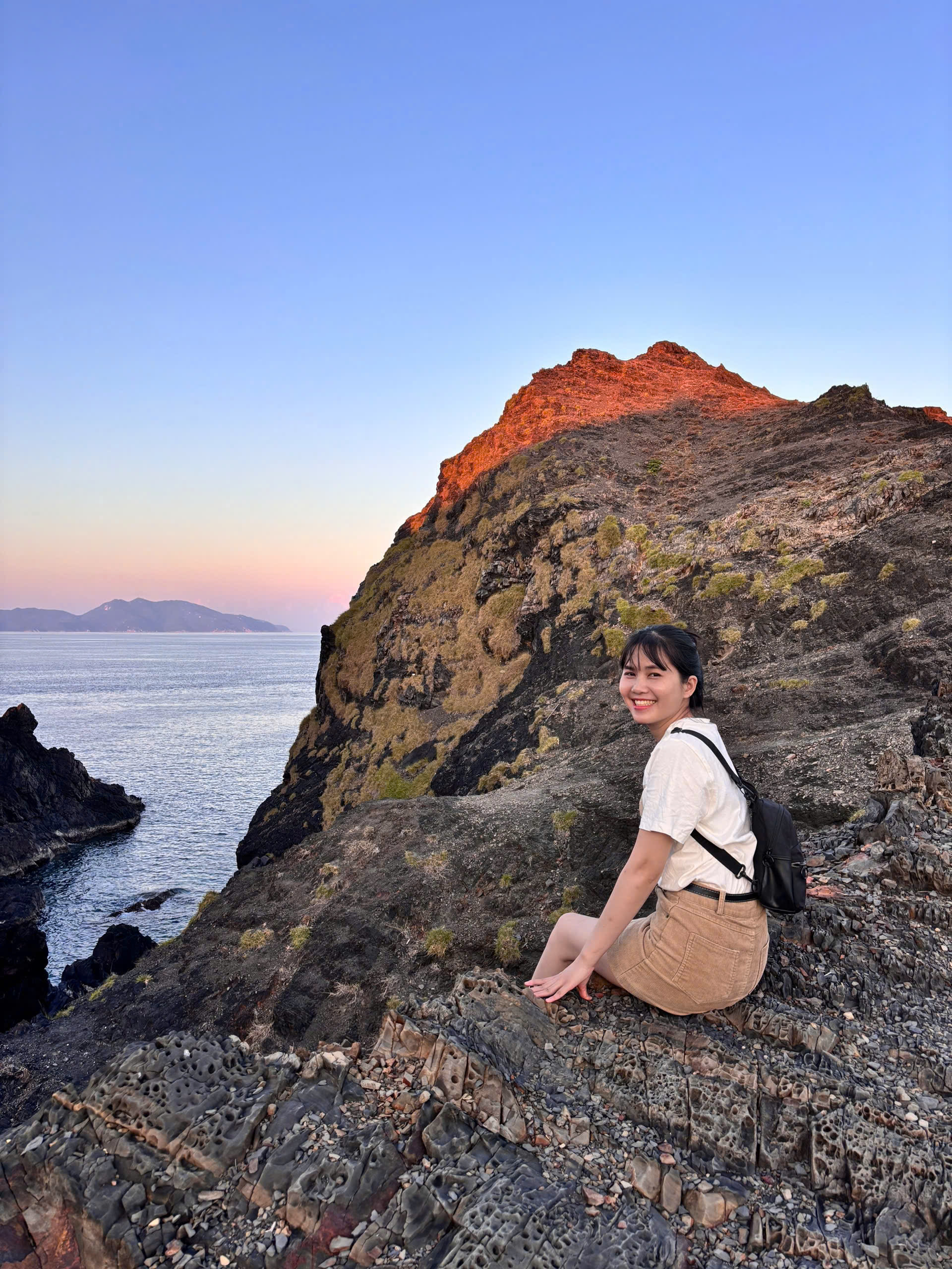 Từ hòn Mỹ Giang, du khách có thể ngắm nhìn toàn cảnh vịnh Vân Phong từ trên cao