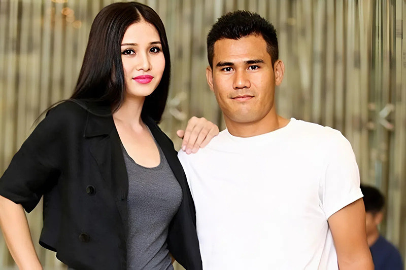 Diễn viên - ca sĩ Thảo Trang và cựu tuyển thủ Phan Thanh Bình từng là một trong những cặp đôi được chú ý. Họ quen nhau khi Thảo Trang còn là nữ sinh cấp III, yêu nhau 5 năm và tổ chức đám cưới hoành tráng năm 2009. Tuy nhiên, mối quan hệ này đã kết thúc vào năm 2015. Sau chia tay, Thảo Trang tiếp tục hoạt động nghệ thuật và tái hôn trong khi Phan Thanh Bình chọn vai trò gà trống nuôi con.