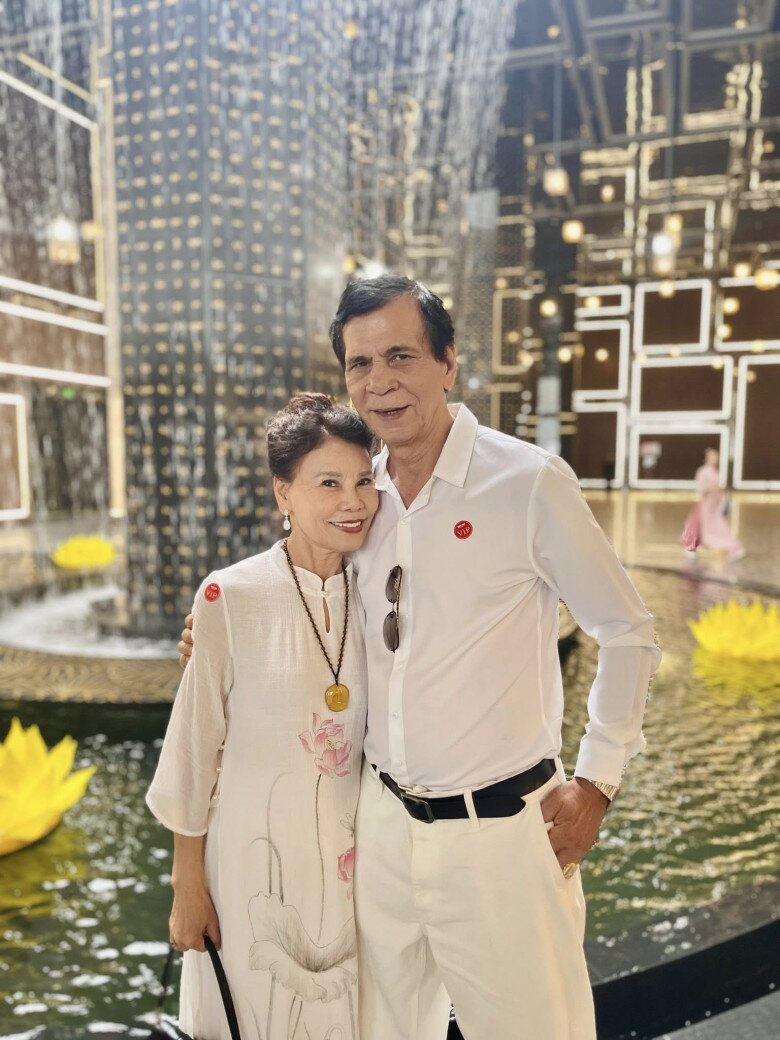 2 ông bà thường mặc trang phục đồng điệu, tạo dáng vô cùng tình cảm.