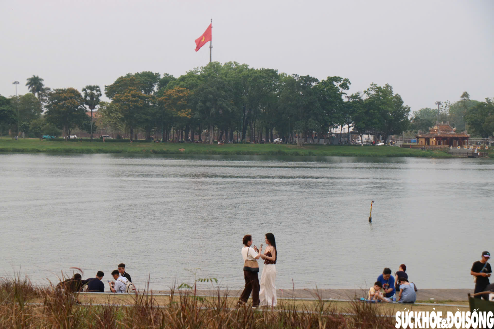 Ghi nhận tại công viên thuộc đôi bờ sông Hương, đoạn từ cầu Trường Tiền đến cầu Dã Viên, không khí mỗi buổi chiều tối trở nên sôi động hơn thường ngày.