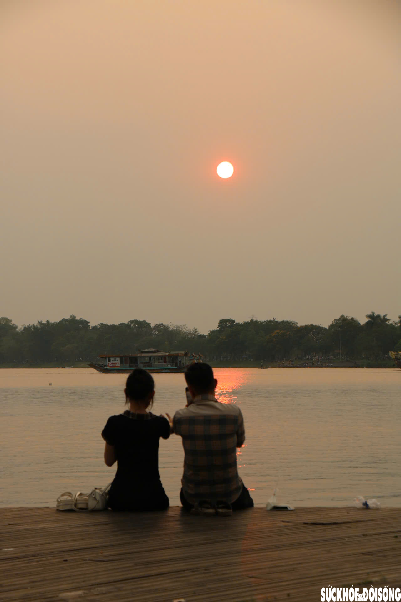 Nắng nóng gay gắt, người dân tìm đến bờ sông Hương giải nhiệt, amp;#34;sănamp;#34; hoàng hôn - 10