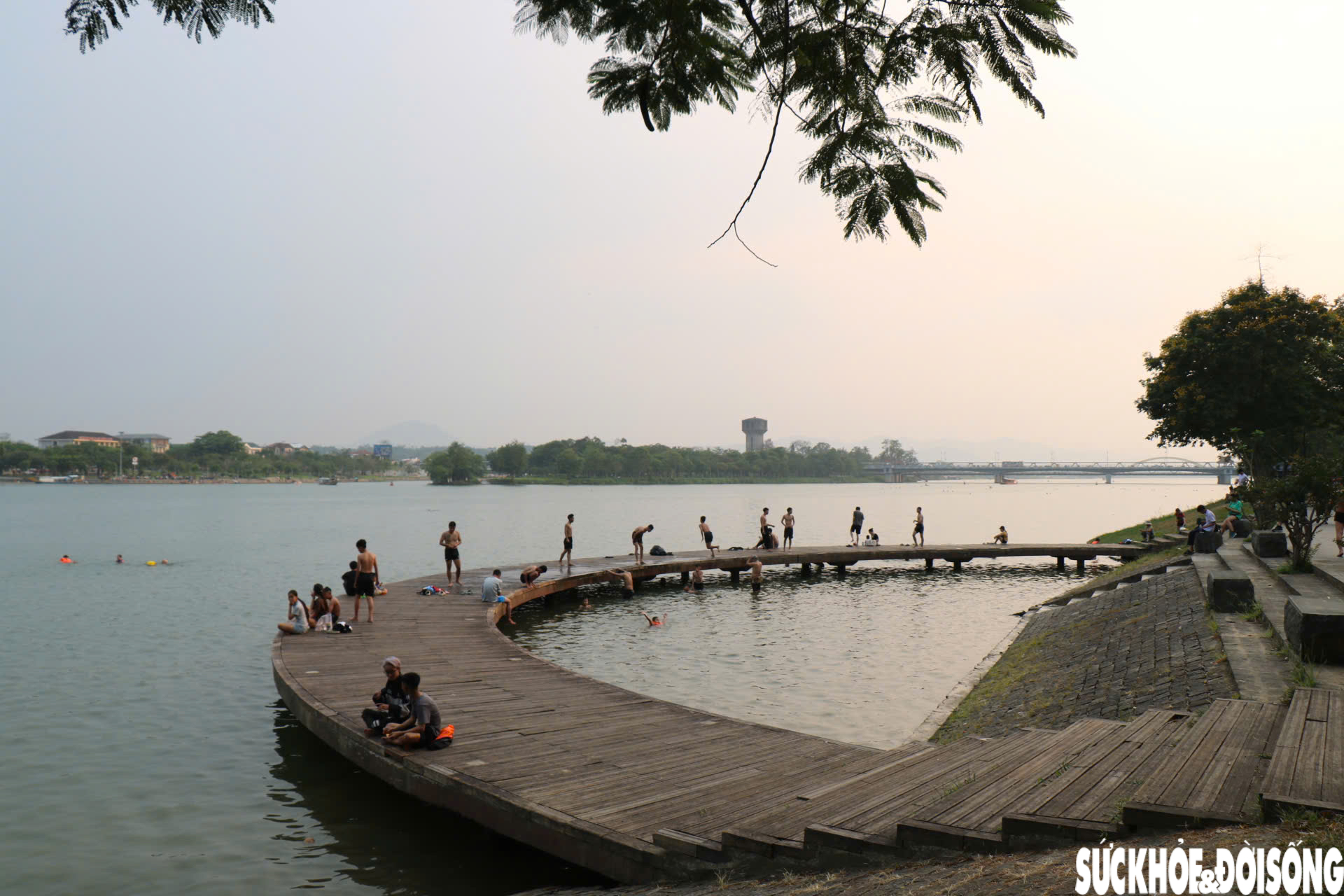 Tuy nhiên, vẫn còn tình trạng một số người quên trang bị áo phao, tiềm ẩn nguy cơ mất an toàn.