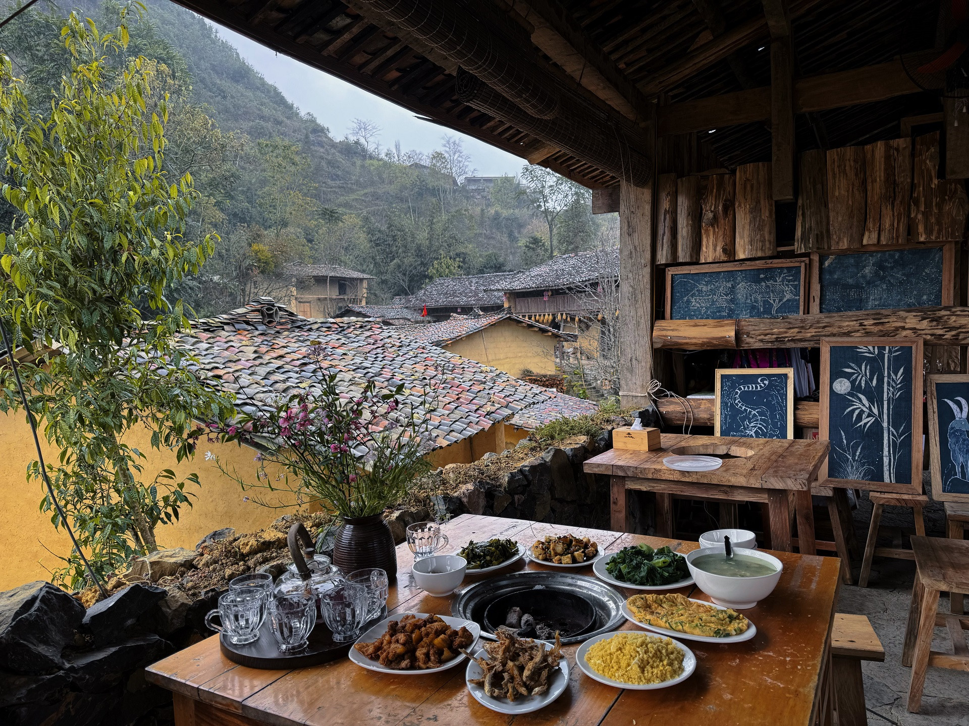 Những bữa cơm đơn giản nhưng rất ngon miệng tại làng. Ảnh: Nga Lúa