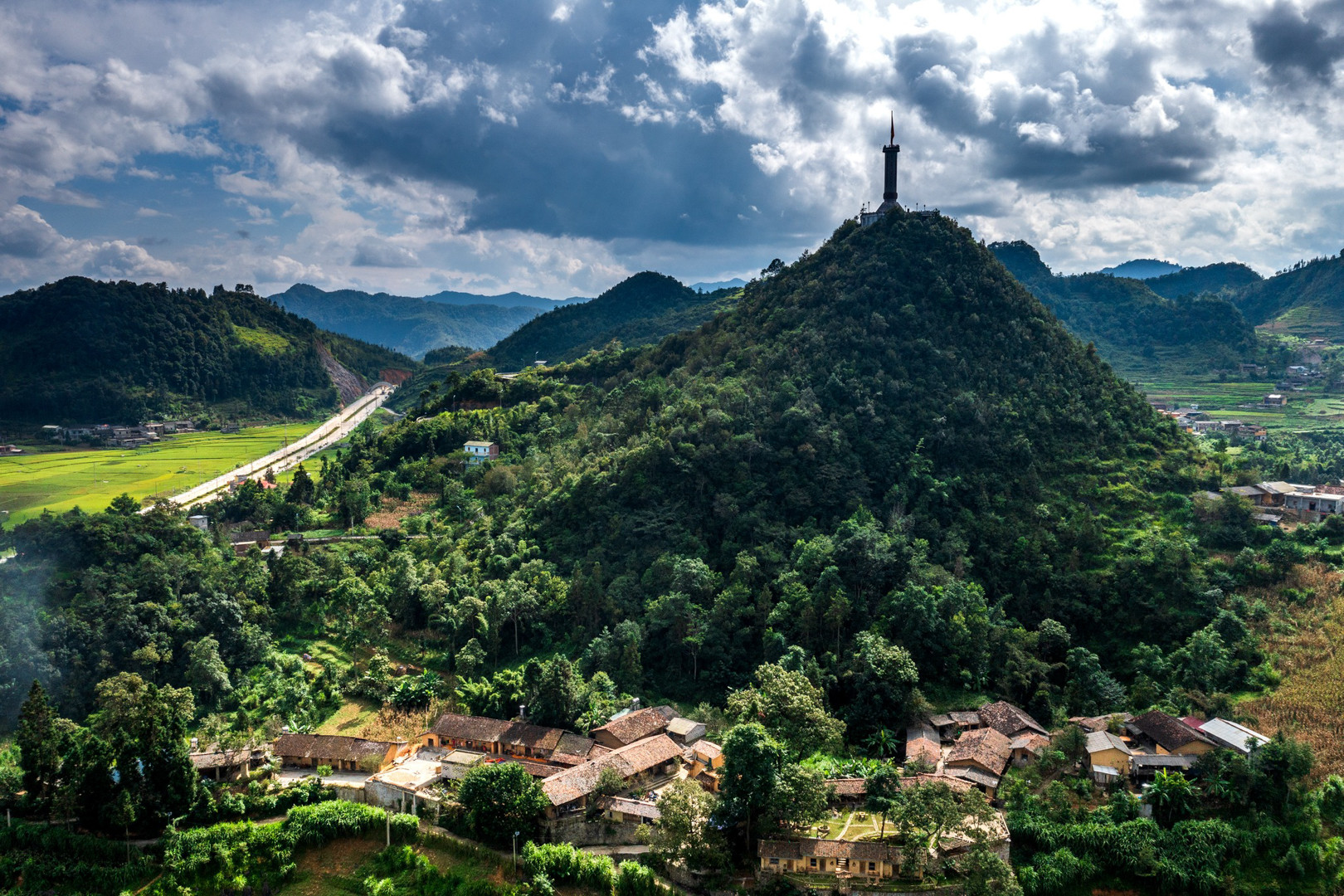 Ngôi làng nhỏ bình yên nằm dưới chân cột cờ Lũng Cú. Ảnh: Làng Thèn Pả - Then Pa Village