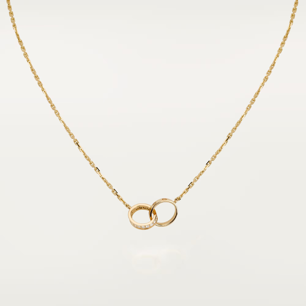 Phụ kiện đi kèm còn có dây chuyền thuộc bộ sưu tập Love của Cartier. Thiết kế bằng vàng 18K, đính 18 viên kim cương cắt brilliant với tổng trọng lượng 0,22 carat.
