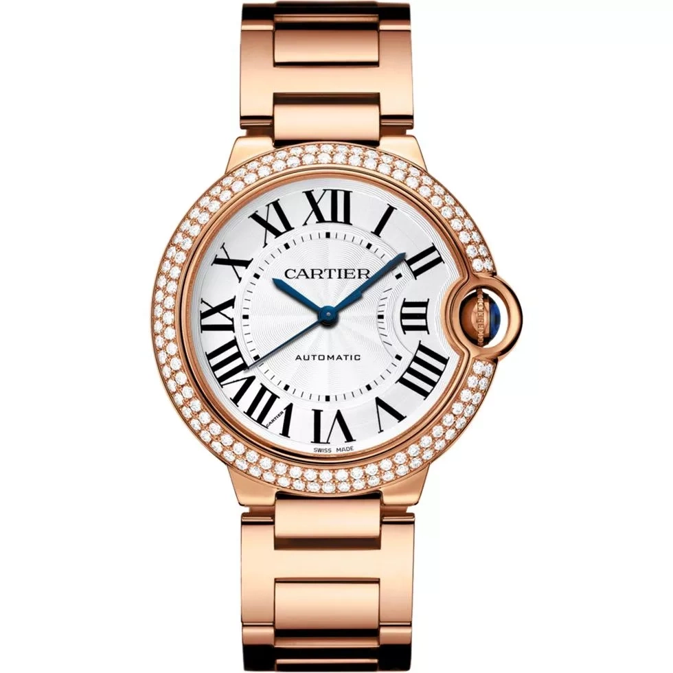 Tiên Nguyễn phối cùng đồng hồ Ballon Bleu de Cartier phiên bản WJBB0005 đính kim cương. Thiết kế sử dụng vỏ vàng hồng nguyên khối 18K, nạm 123 viên kim cương tổng trọng lượng 1,21 carat, kết hợp mặt kính sapphire và dây đeo vàng hồng nguyên khối.