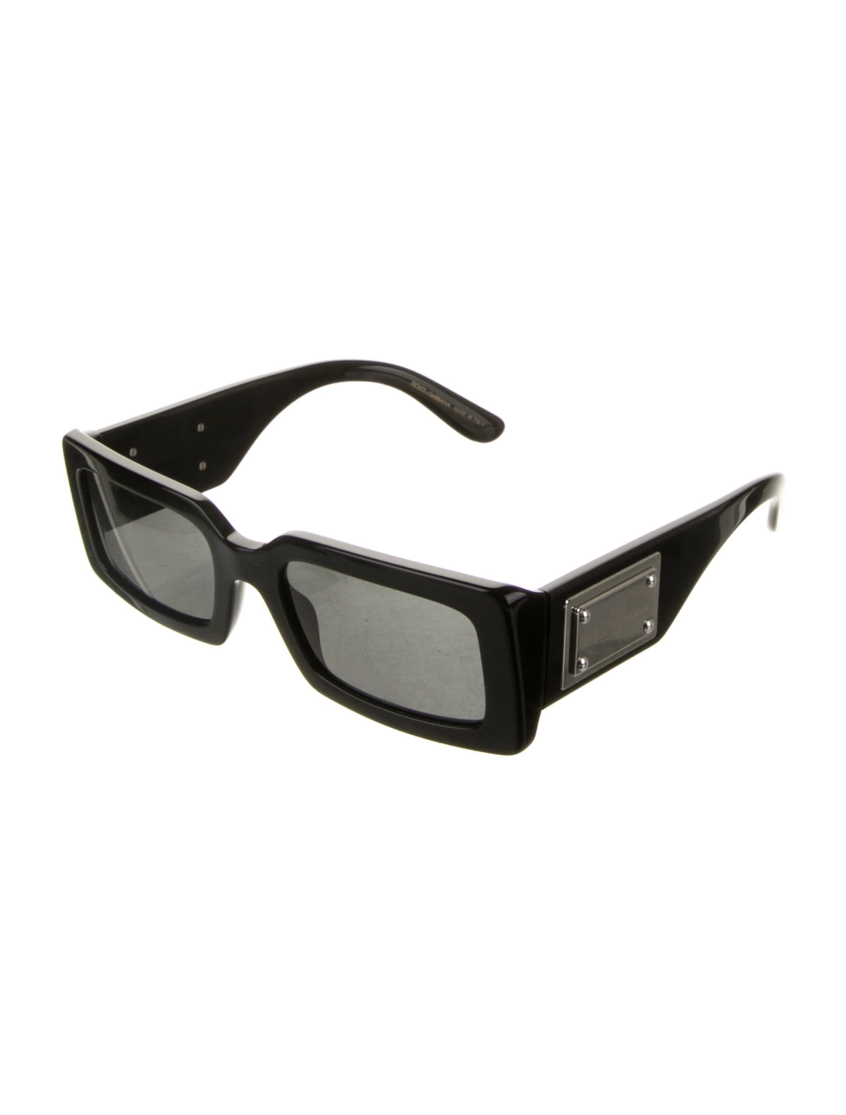 Hoàn thiện tổng thể, Tiên Nguyễn chọn kính râm thuộc bộ sưu tập hợp tác giữa Dolce amp; Gabbana và Kim Kardashian ra mắt năm 2022. Mẫu kính làm từ acetate đen, điểm xuyết logo kim loại hai bên gọng, giá hơn 10 triệu đồng.