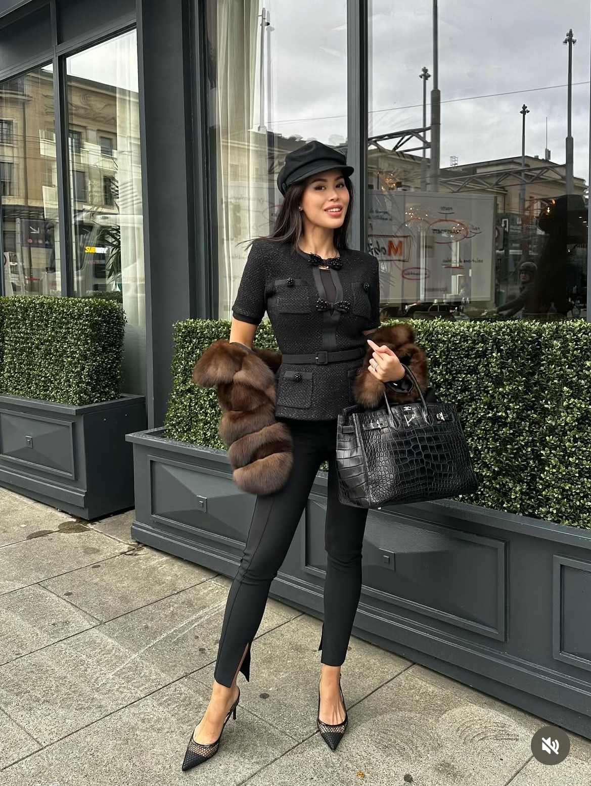 Ái nữ nhà vua hàng hiệuJohnathan Hạnh Nguyễn mix áo choàng lông cùng set đồ đen thanh lịch bằng vải tweed từ thương hiệu Self-Portrait. Thiết kế áo dệt kim đính sequin, tạo điểm nhấn với chi tiết nơ phía trước và phần vai độn nhẹ, tôn dáng người mặc.