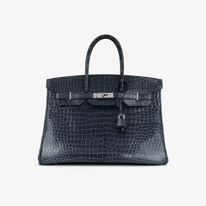 Theo Vogue, để sở hữu dòng túi da cá sấu của Hermès, khách hàng thường phải chờ từ hai đến ba năm và thuộc nhóm khách VIP của hãng. Mỗi sản phẩm được chế tác thủ công, có độ vân và màu sắc riêng, không chiếc nào giống hoàn toàn.
