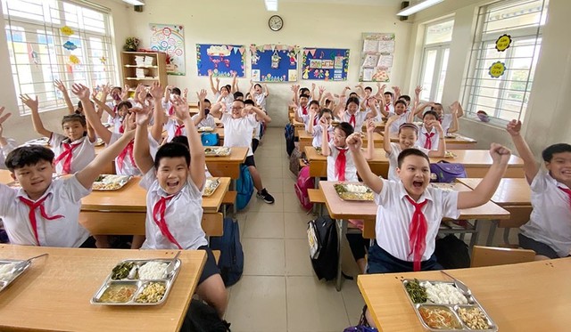 Học sinh ở Hà Nội hào hứng với bữa ăn bán trú. Ảnh minh họa