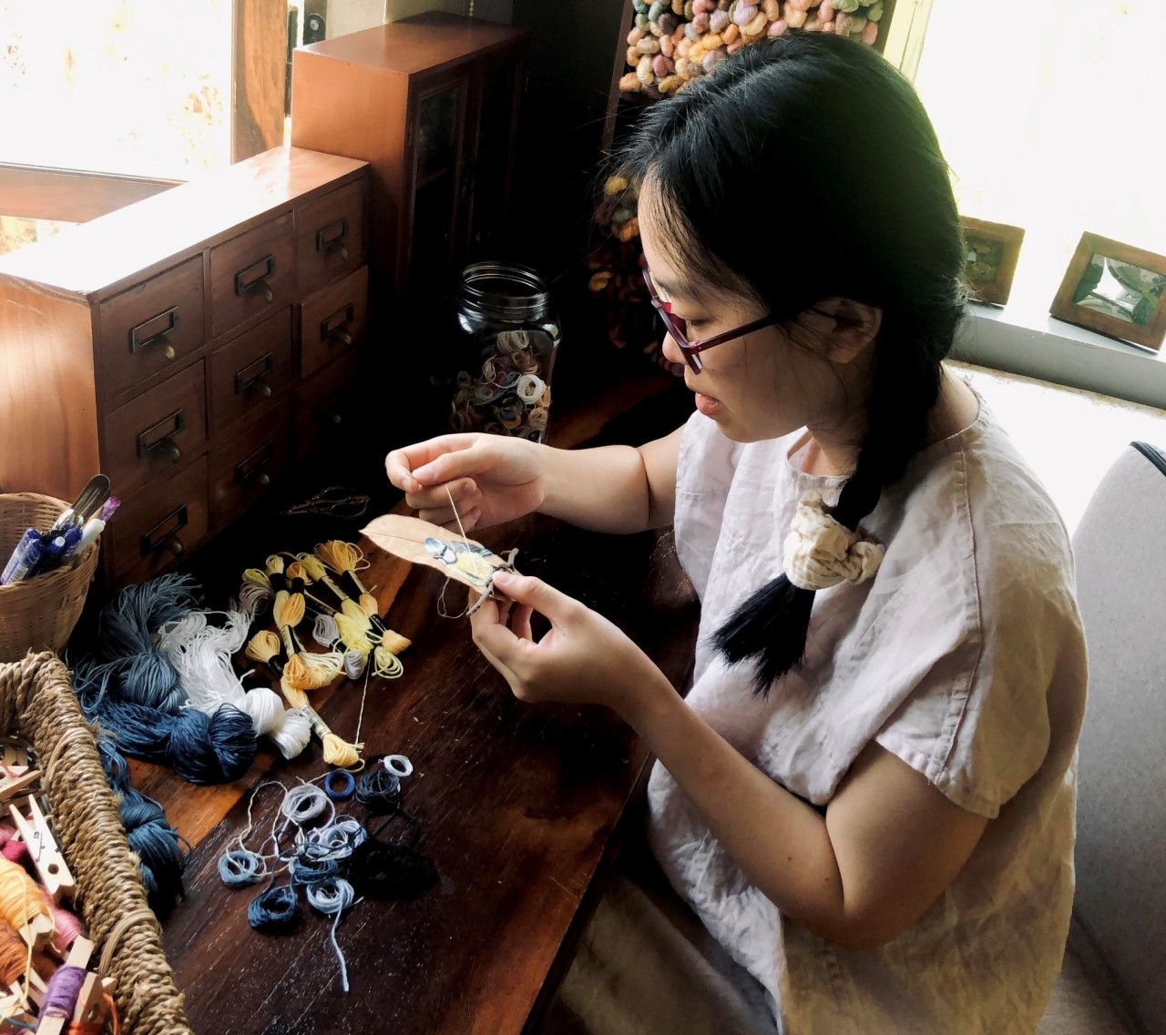 Phương Thanh cho biết, công việc thêu tay trên lá khô giúp mình rèn luyện tính kiên trì, tỉ mỉ
