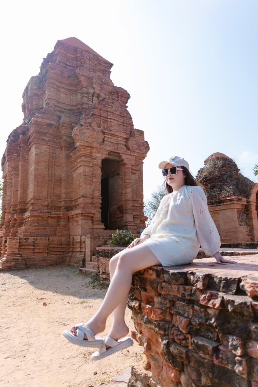 Cô gái Hà Nội hào hứng với loạt trải nghiệm ở vùng biển nổi tiếng miền Trung. Ảnh: NVCC