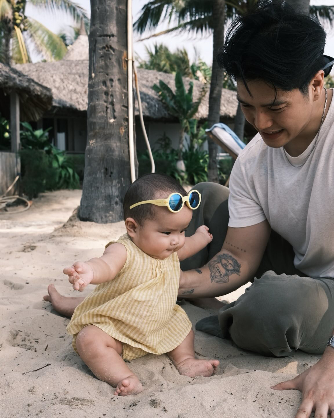 Ngô Thanh Vân sắm cho con gái những kiểu váy mát mẻ, màu sắc ngọt ngào, đề cao yếu tố thoải mái, thuận tiện.