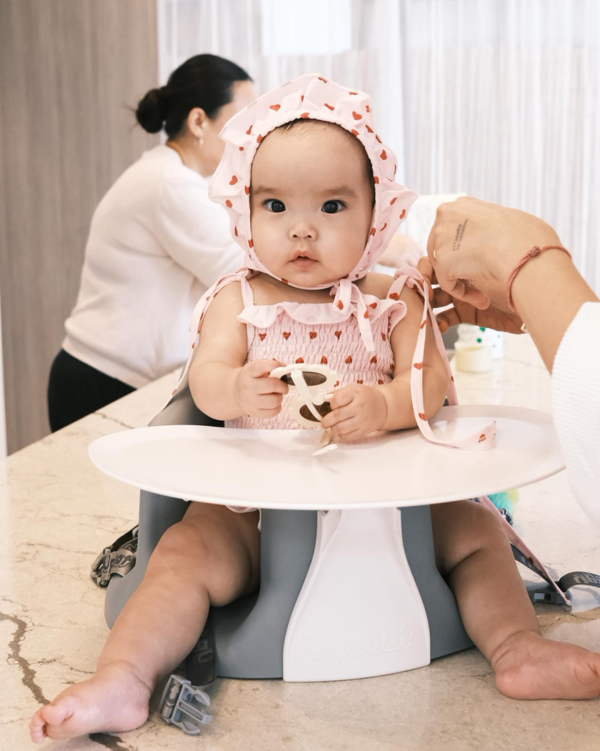 Đả nữ còn đầu tư cho con nhiều kiểu phụ kiện như mũ, bờm tóc, kẹp nơ, kính mắt... để mix-match cùng trang phục.