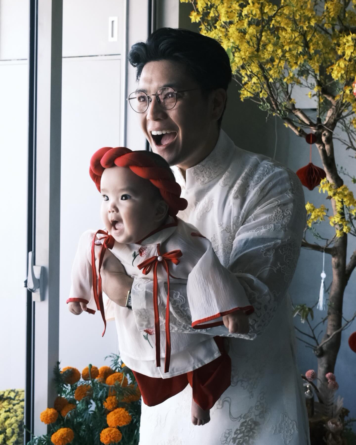 Dịp Tết năm nay, bé Gạo thu hút chú ý khi lần đầu diện áo dài chụp hình cùng bố. Nhóc tì được nhận xét là bản sao hoàn hảo của Huy Trần.