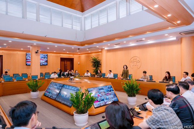 Cuộc họp đánh giá kết quả khắc phục các “điểm nghẽn” về an toàn thực phẩm. Ảnh: UBND TP Hà Nội