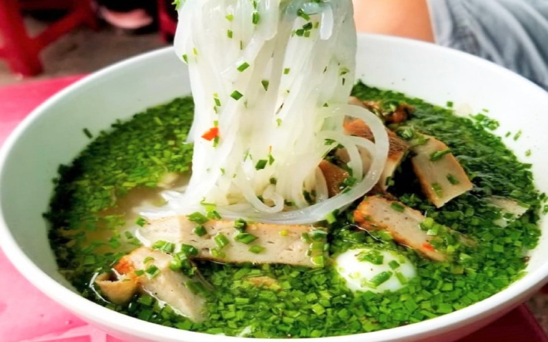 Bánh canh hẹ là một trong những món ăn dân dã, mang đậm màu sắc ẩm thực của quê hương Phú Yên. Món ăn này được chế biến từ những nguyên liệu rất dễ tìm kiếm nhưng lại có hương vị vô cùng thơm ngon. Điều làm nên sự đặc biệt của món ăn này là nước dùng được ninh từ xương ống heo và nêm nếm kỹ càng, tạo nên vị ngọt thanh, đậm đà. Mặt khác, sợi bánh canh được nặn tay từ bột gạo nên mềm dai vừa phải, chả cá dùng trong bánh canh được làm từ cá tươi, thơm ngon, ăn kèm với thật nhiều rau hẹ và hành lá tạo nên màu sắc bắt mắt và hương vị đặc trưng vô cùng hấp dẫn.