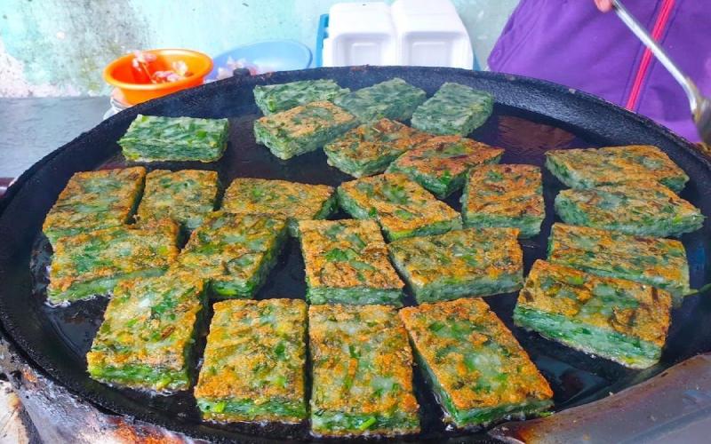 Bánh hẹ chiên là một món ăn được nhiều gia đình ưa thích bởi hương vị thơm ngon đặc trưng của nó. Với lớp vỏ bánh giòn rụm vàng đều cùng phần nhân mềm, béo bùi, thơm mùi hương đặc trưng của hẹ và trứng gà khiến cho món bánh càng trở nên hấp dẫn. Bánh hẹ chiên không chỉ trở thành lựa chọn tuyệt vời cho các bữa ăn chính mà còn là món ăn nhẹ hấp dẫn có thể dọn tại các bữa tiệc và các buổi họp mặt bạn bè.