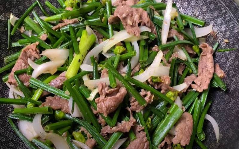 Thịt bò xào bông hẹ không chỉ là một món ăn thơm ngon mà còn vô cùng bắt cơm. Món ăn này có màu sắc đẹp mắt cùng hương vị thơm ngon vô cùng hấp dẫn. Đặc biệt, thịt bò khi được xào chín tới rất vừa và không bị dai, vẫn giữ được trọn vẹn vị ngọt tự nhiên. Khi thưởng thức, bạn sẽ cảm nhận được vị ngọt của thịt bò, vị giòn của bông hẹ và vị hương vị đậm đà của nước sốt. Tất cả hòa quyện với nhau để tạo nên một món ăn vô cùng lạ miệng và đẹp mắt