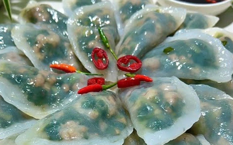 Bánh hẹ kiểu Hoa là một món ăn dễ làm và thơm ngon, được nhiều người yêu thích. Món ăn này có phần vỏ bánh dai mềm đặc trưng với nhân bánh mềm, thơm lừng vị hẹ và nóng hổi. Bánh hẹ kiểu Hoa nên được ăn khi còn nóng để cảm nhận trọn vẹn vị ngọt thanh, thơm ngon của hẹ và dai mềm tự nhiên của bột gạo. Món ăn này ngon hơn khi ăn kèm với nước mắm chua ngọt và rất thích hợp để ăn vào những ngày mưa se lạnh.