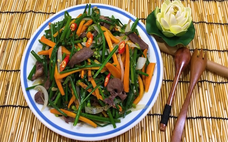 Tim xào bông hẹ là một món ăn bổ dưỡng được nhiều người lựa chọn trong thực đơn hằng ngày của mình. Bên cạnh có nguồn dinh dưỡng cao, màu sắc của món ăn cũng cực kỳ bắt mắt: sắc cam tươi tắn từ cà rốt và màu xanh mát của bông hẹ pha lẫn cùng màu đặc trưng của tim heo. Khi thưởng thức, bạn sẽ cảm nhận được độ giòn nhất định của tim heo kết hợp cùng mùi thơm mát của rau củ đặc biệt là hẹ, giúp kích thích vị giác và làm cho bữa ăn ngon miệng hơn.