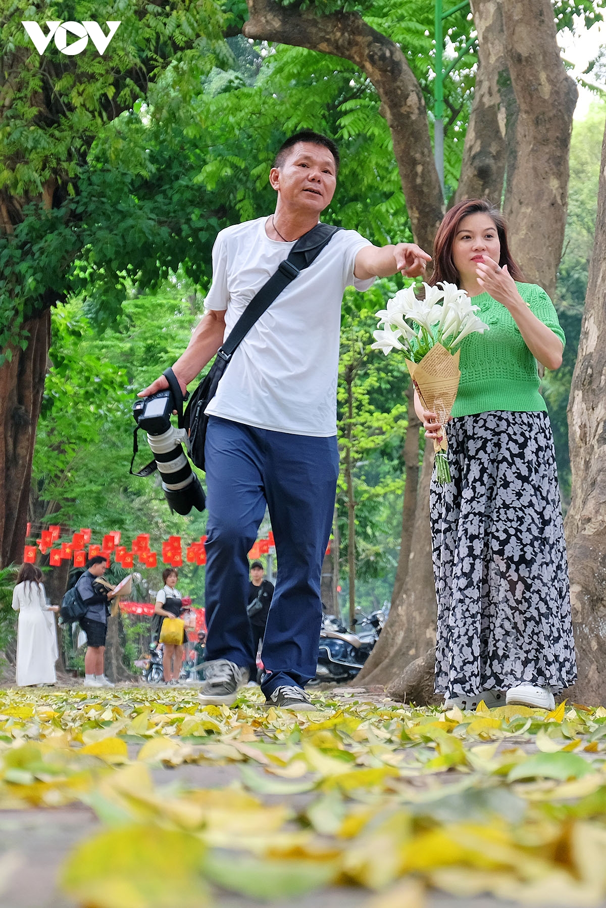 Nhiều nhóm chụp ảnh chuẩn bị kỹ càng đạo cụ, thiết bị chuyên nghiệp để ghi lại những khoảnh khắc đáng nhớ với Hà Nội mùa lá rụng.