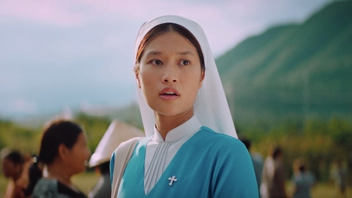 Hoa hậu Đoàn Thiên Ân là cái tên được chú ý khi đóng chính trong phim điện ảnh Hẹn em ngày nhật thực vừa đạt mốc 100 tỷ đồng. Người đẹp ghi điểm bởi lối diễn xuất mộc mạc, không gồng cứng.