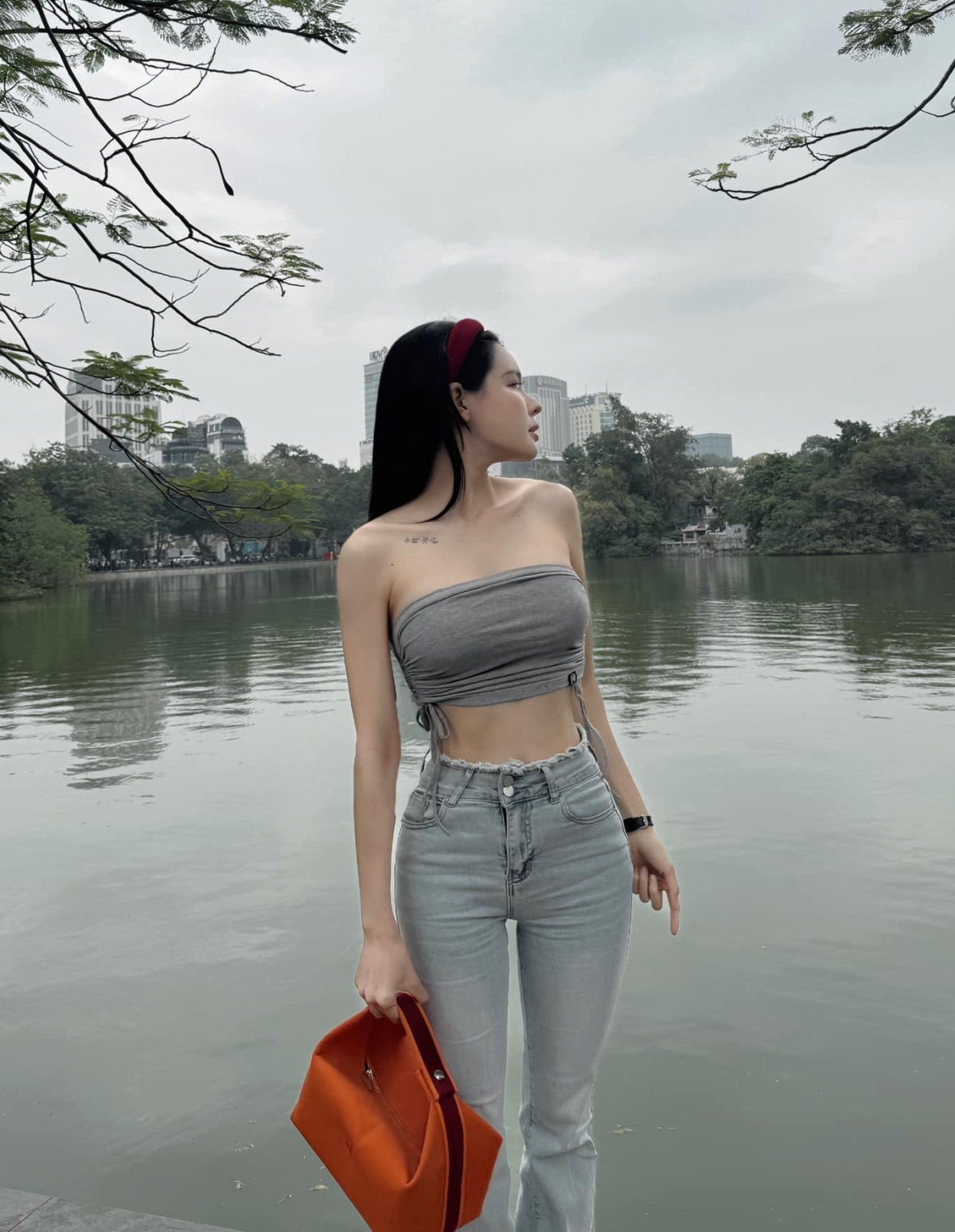 Trang phục dạo phố tôn eo với áo quây ngực và quần jeans ống loe cạp cao.