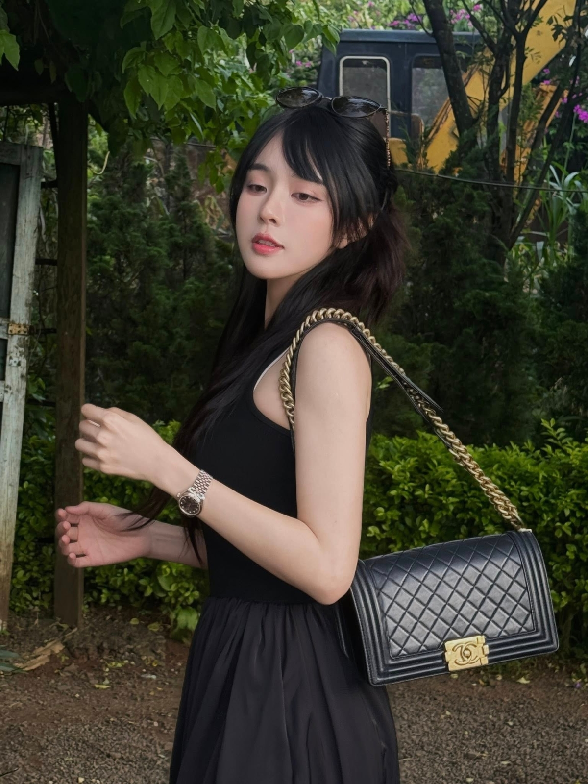 Trên trang cá nhân, Bích Hạnh chia sẻ phong cách dạo phố đơn giản với váy chữ A, áo phông, chân váy mini, tạo điểm nhấn bằng túi mang logo Chanel, Hermes, Goyard.