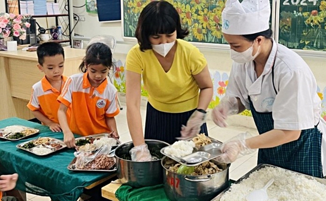Siết quản lý chất lượng bữa ăn học đường trong tháng nắng nóng là cần thiết. Ảnh: SGGP.