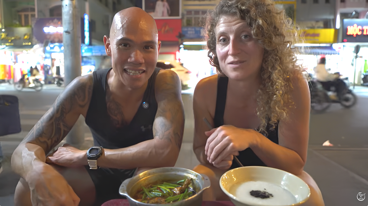Chris và Steph trải nghiệm món cháo ếch lạ miệng ở vỉa hè TPHCM