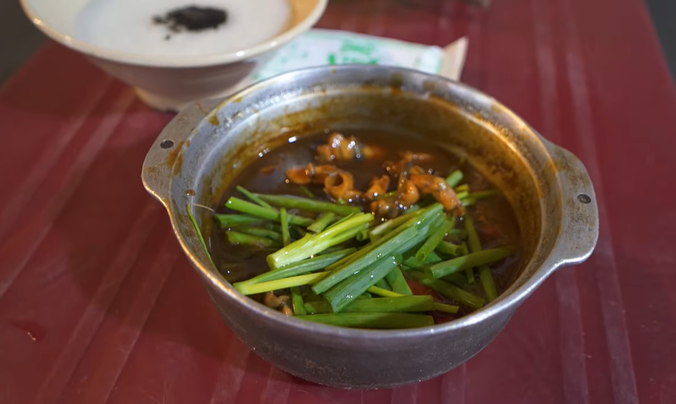 Hai vị khách Tây gọi một suất cháo ếch giá 75.000 đồng