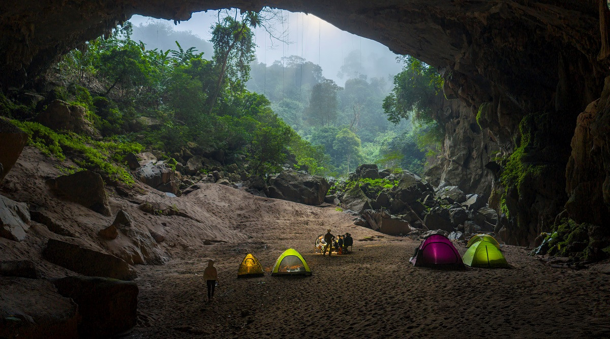 Kling là hang động xuyên núi dài 1km, cửa hang rộng, vị trí trần hang cao nhất khoảng 50m. Trong hang có dòng suối ngầm. Ảnh: Nguyễn Hải