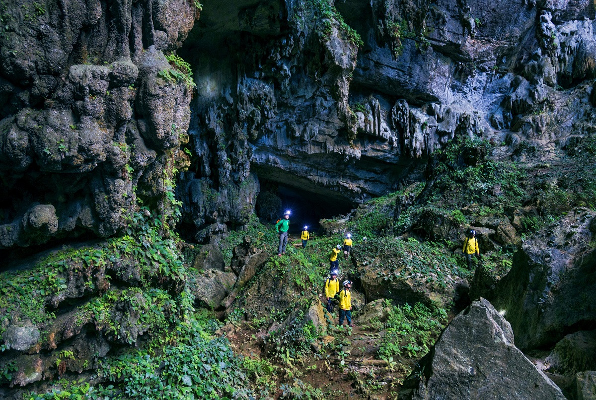 Đi bộ, băng suối nhỏ và địa hình đá vôi mới đến được các hang động. Ảnh: Nguyễn Hải