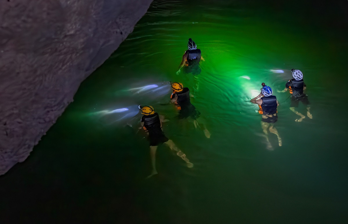 Dòng nước mát lạnh trong hang Rục Cà Roòng. Ảnh: Đức Thành